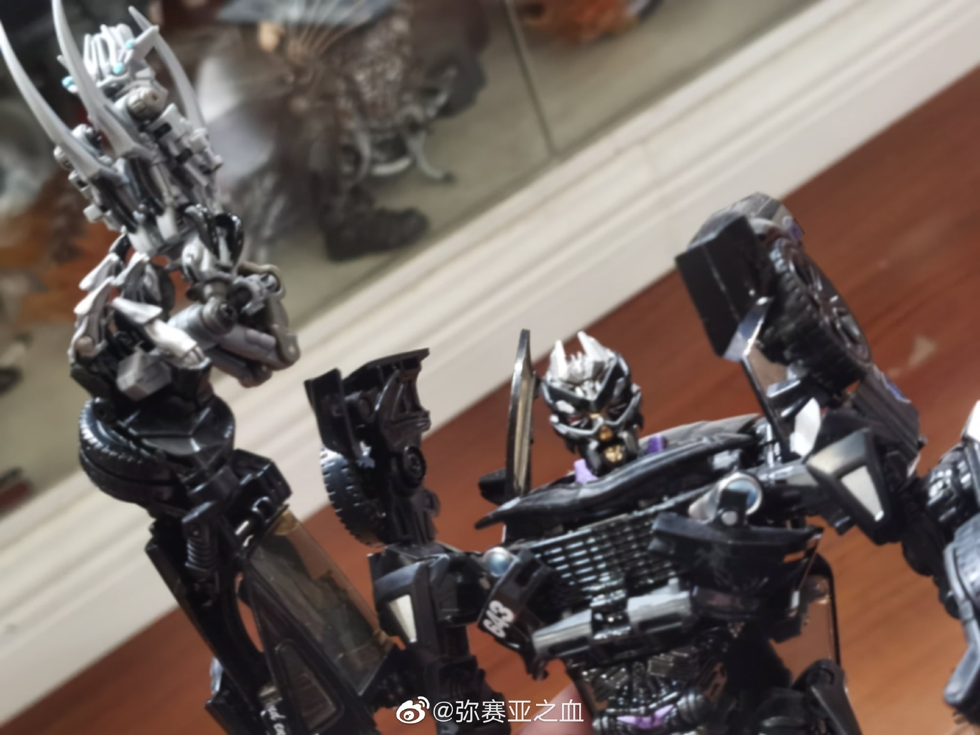 DNA Design DK-26 MPM-05 Barricade & MPM-10 Starscream